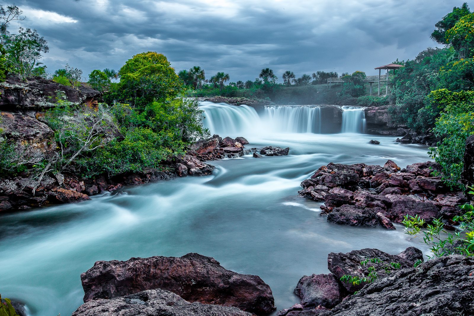 Cachoeira da Velha spilling across a broad river